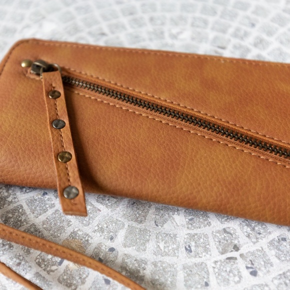 NWOT FREE PEOPLE Distressed Zip-Around Wallet - Brown Vegan Leather - Picture 3 of 10